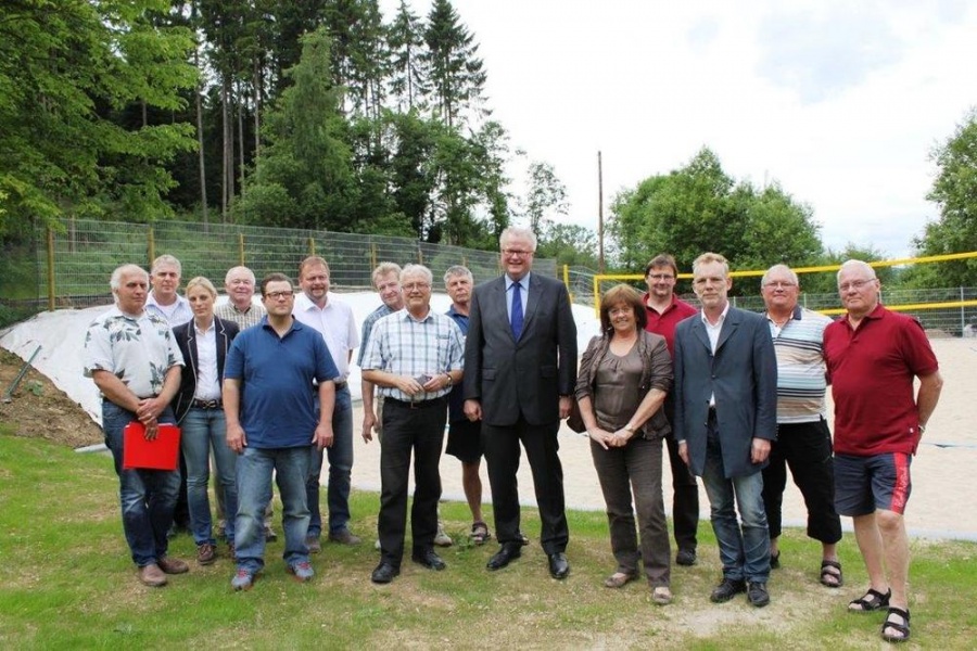 Dr. Thomas Schäfer bei der Förderbescheidübergabe Schwimmbad Kirchvers
