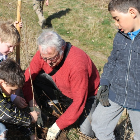 Baumpflanzaktion mit Grundschulkindern
