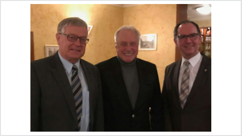 Regierungspräsident Dr. Christoph Ullrich ( rechts) und Fraktionsvorsitzender Martin Richard (links) bei der Verabschiedung des langjährigen Vorsitzenden der CDU-Fraktion der Regionalversammlung Mittelhessen, Landrat a.D. Robert Fischbach. Regierungspräsident Dr. Christoph Ullrich ( rechts) und Fraktionsvorsitzender Martin Richard (links) bei der Verabschiedung des langjährigen Vorsitzenden der CDU-Fraktion der Regionalversammlung Mittelhessen, Landrat a.D. Robert Fischbach.