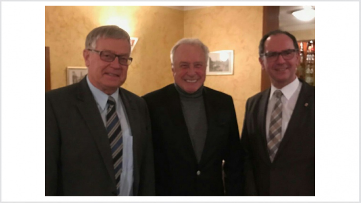 Regierungspräsident Dr. Christoph Ullrich ( rechts) und Fraktionsvorsitzender Martin Richard (links) bei der Verabschiedung des langjährigen Vorsitzenden der CDU-Fraktion der Regionalversammlung Mittelhessen, Landrat a.D. Robert Fischbach.